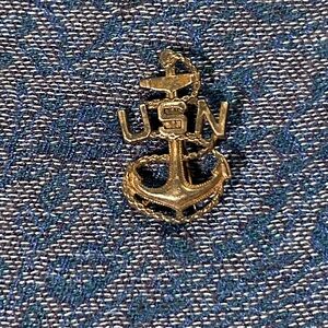Vintage United States Navy Chief Petty Officer (CPO) hat badge